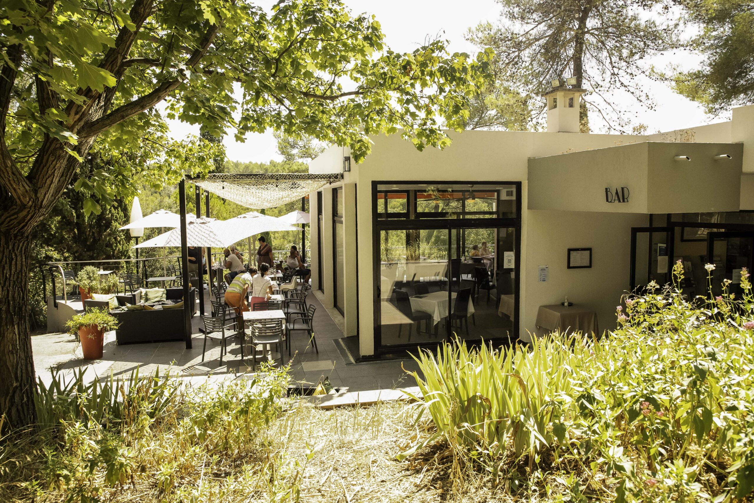 Terrasse et bord de piscine pour un cocktail